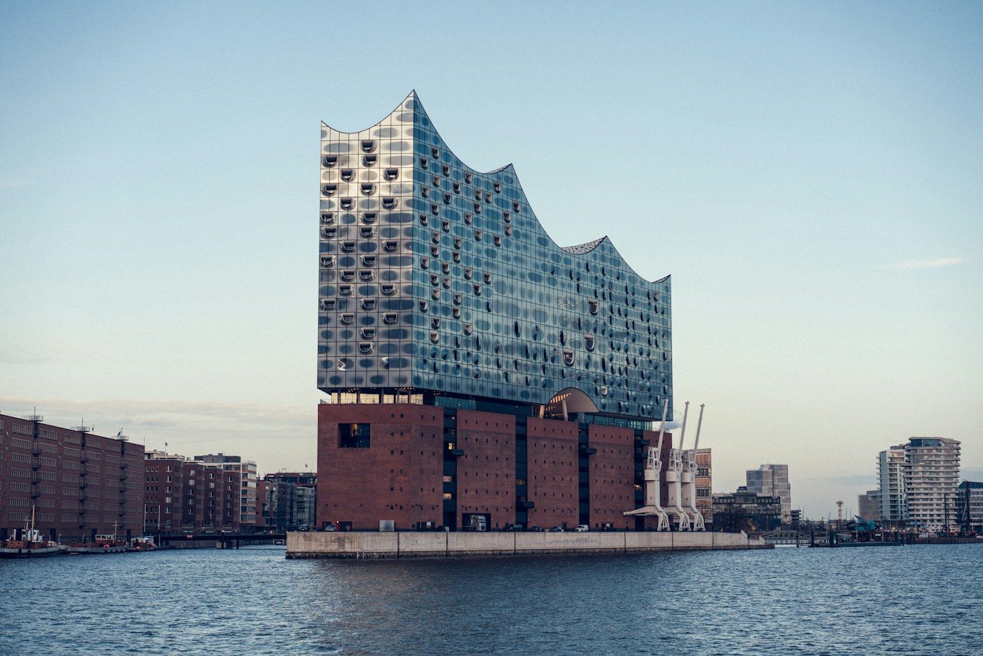 Elbphilharmonie an der Elbe