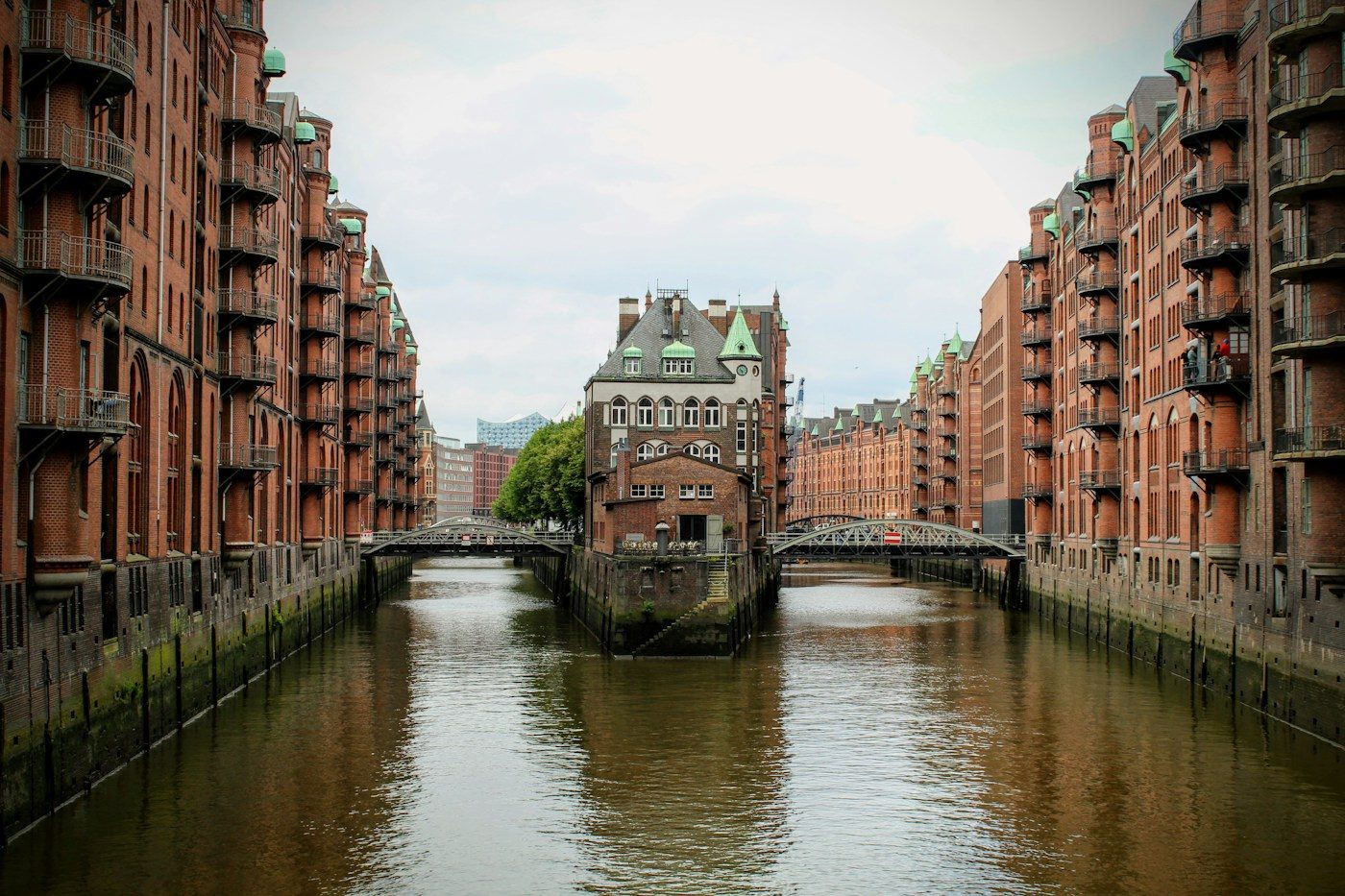 Hamburg – Speicherstadt mit dem Wasserschloss