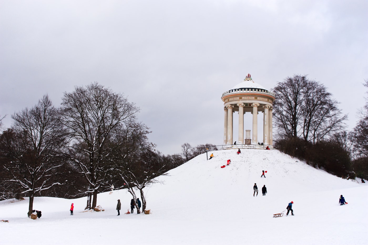 München im Winter – Monopteros im Englischen Garten mit Schnee